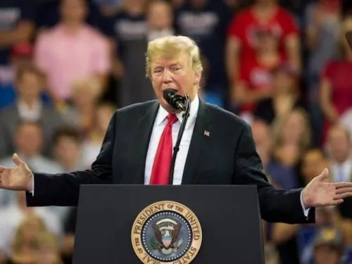Trump carga contra inmigrantes e insiste en muro con agentes fronterizos