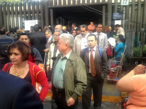 Desalojan torres de Pémex por olor a gas