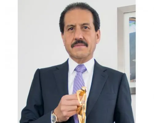 El rector Alfonso Esparza recibe premio internacional Sócrates