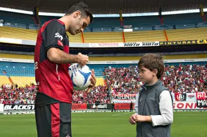 Ovacionan a Rafa Márquez a su regreso al Jalisco