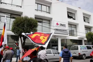 PT se manifiesta en INE Puebla para exigir restitución de votos