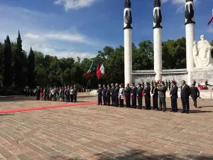 Bachelet inicia visita de Estado; deposita ofrenda a la Patria