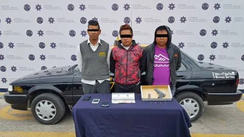 Detienen a tres personas por portación ilegal de arma de fuego y cohecho en la colonia Los Héroes