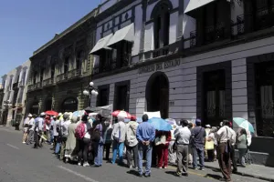 Habitantes de Atlixco se manifiestan contra SOAPAMA en Congreso
