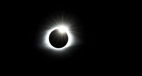 Un “intruso” se coló en las fotografías del eclipse solar (fotos, vídeo)