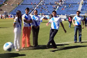 Da Rivera Pérez patada inicial del Torneo Clausura 2014 con el equipo Puebla F.C