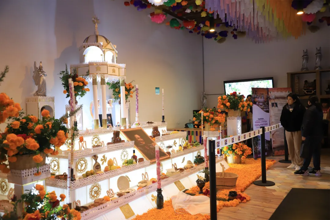 Promueve Turismo altar monumental de Tochimilco en Módulo Turístico de Puebla