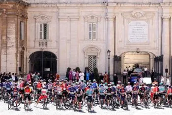 Papa León XIV recibió a los corredores del Giro de Italia en su paso por el Vaticano