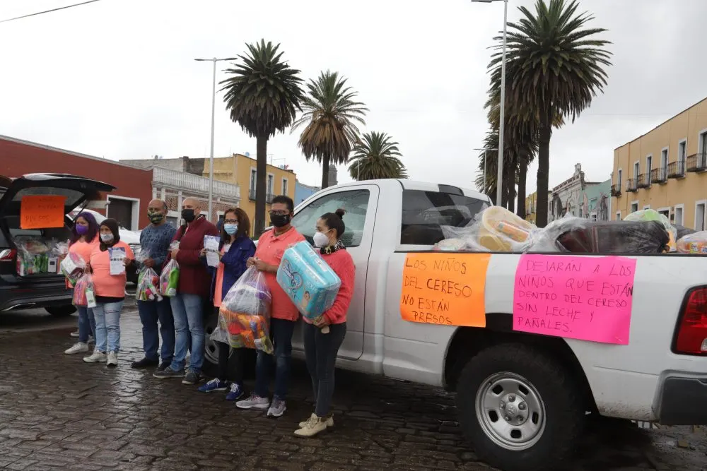Se manifiestan integrantes de Pro Niñez; piden acceso a penal para entregar apoyos