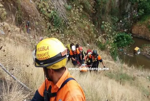 Mujer de la tercera edad muere  al caer a una barranca