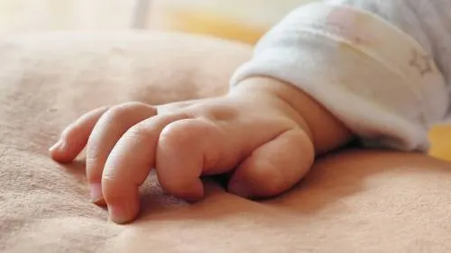 Asesina a mujer para quedarse con su bebé