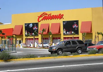 Ebrio roba auto y vuelca al salir del Caliente