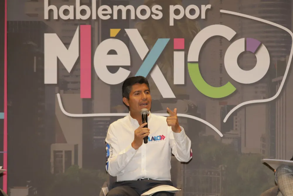 Asiste Eduardo Rivera a foro en UPAEP con propuestas para recien egresados