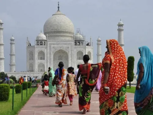Miles de personas acuden al Taj Mahal pese a contagios