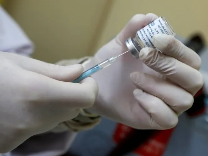 Tras recibir vacuna AstraZeneca, 7 personas murieron por coágulos en Reino Unido