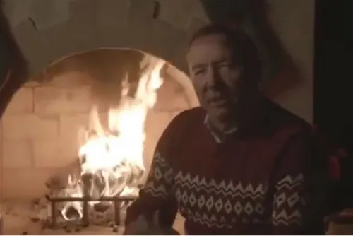 Kevin Spacey reaparece en redes con mensaje navideño