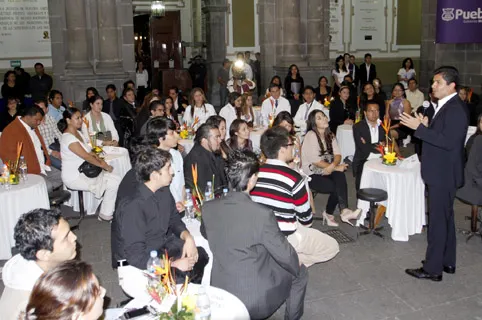 Se reúne Eduardo Rivera con jóvenes universitarios