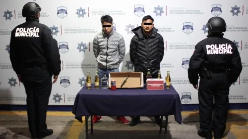 Detuvo policía municipal de Puebla a dos hombres por robo a tienda OXXO
