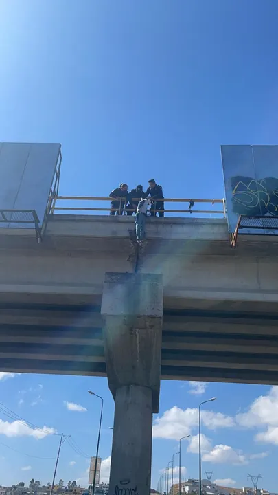 Reportan colgado en puente de Periférico Ecológico, era un muñeco