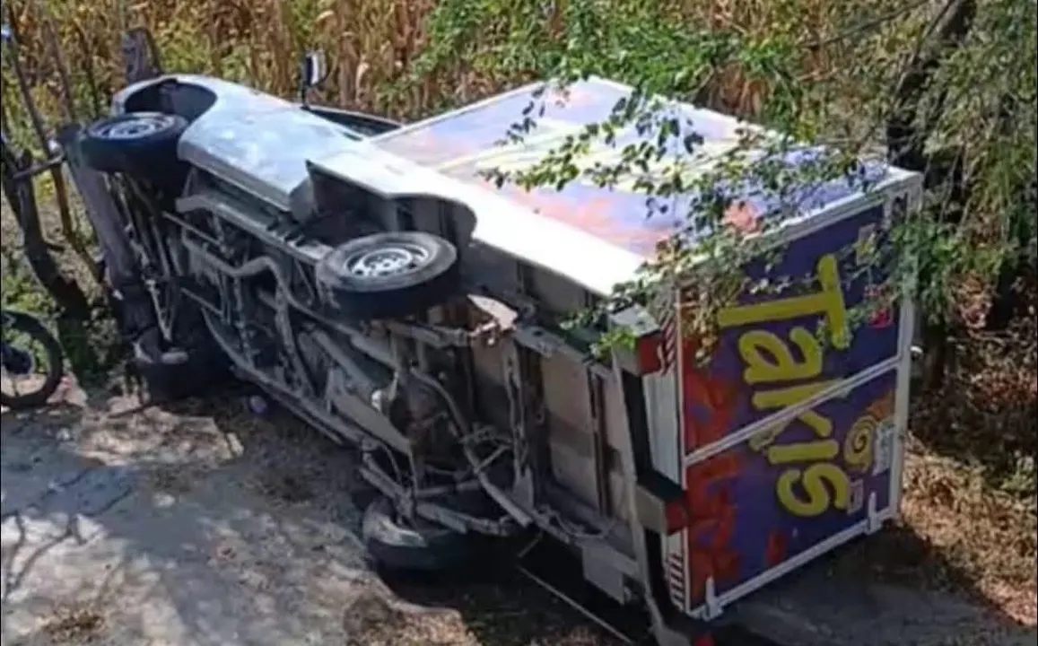 Camioneta de Barcel vuelca y aplasta a peatón en Izúcar de Matamoros