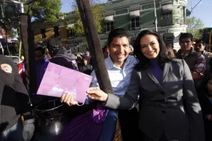 Despega globo con cartas a Reyes Magos; Rivera sin definir aún su futuro