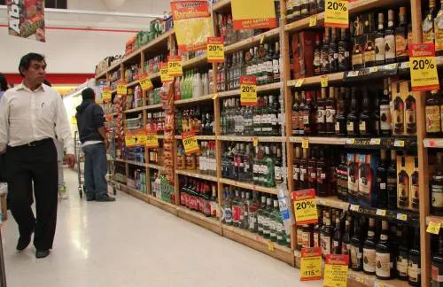 Tiendas de conveniencia incumplen con horario de venta de alcohol: Alonso García