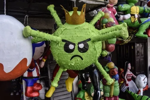 Ingenio mexicano diseña la piñata del coronavirus