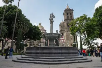 Comuna entrega obras de mejora en el Zócalo de Puebla