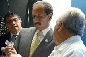 Alfonso Esparza pone en marcha el espectómetro de fluorescencia de Rayos X