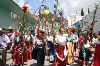 Danzantes invitan al Huey Atlixcáyotl en tradicional Convite por las calles de Atlixco