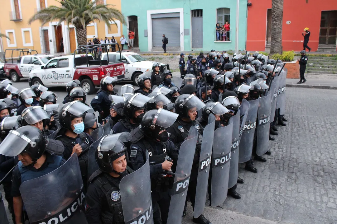 Trifulca en manifestación en Casa Aguayo, normalistas agreden a policías