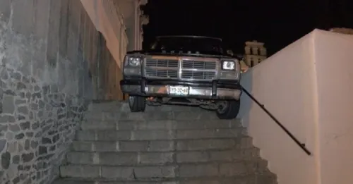 Conductor se queda atorado en escaleras de iglesia en El Alto