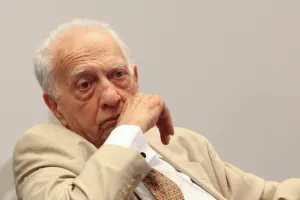 Hospitalizan al escritor Sergio Pitol