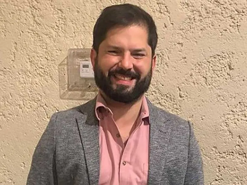 Gabriel Boric, candidato a la presidencia de Chile, anuncia que tiene covid