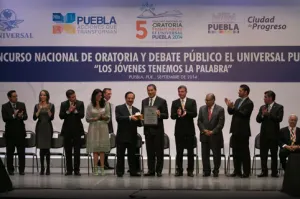 RMV y presidente del Universal premian en Puebla al talento juvenil