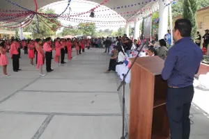 Entrega Néstor Camarillo equipo de cómputo a primaria de Coscomaya