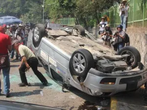 Profesores atacan Casa Guerrero