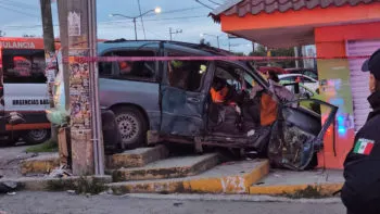 Choque entre camionetas en la 11 Sur y 89 Poniente deja dos personas prensadas