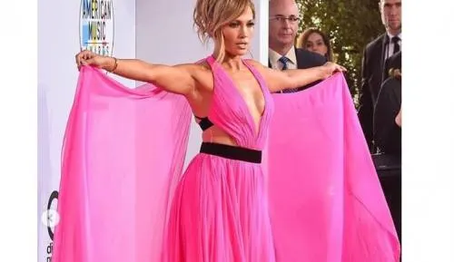 JLo incendia las redes con sensual bikini amarillo