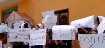Organizan manifestación en Consejo Municipal del IEE en Acatlán para exigir conteo de votos