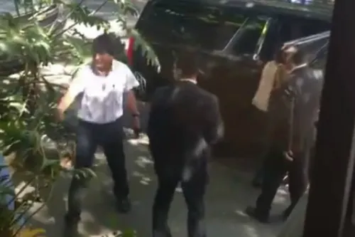 Captan a Evo Morales saliendo de elegante restaurante de la colonia Roma