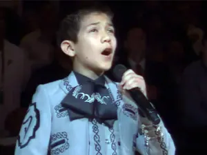 Niño de origen mexicano sufre calificativos racistas luego de entonar himno de EEUU