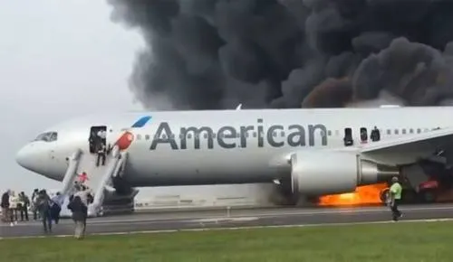 Avión de American Airlines se incendia en pista, desalojan a pasajeros con tobogán (+video)