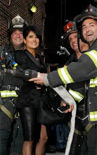 Salma Hayek enciende a los bomberos