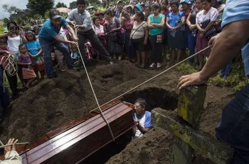 Suman 132 muertos por erupción del Volcán de Fuego en Guatemala