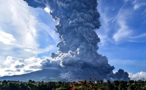 Volcan Sinabung de indonesia entra en erupción; arroja enorme columna de ceniza