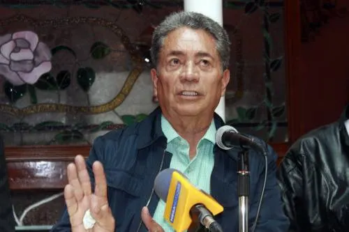 Loyola González levanta la mano para dirigir al PRD en Puebla
