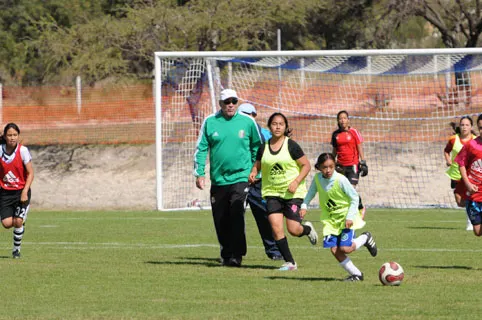 Leonardo Cuéllar, seleccionó a 50 señoritas en Puebla