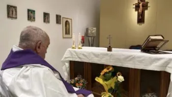 Vaticano comparte foto del papa Francisco concelebrando la misa en la capilla del hospital Gemelli
