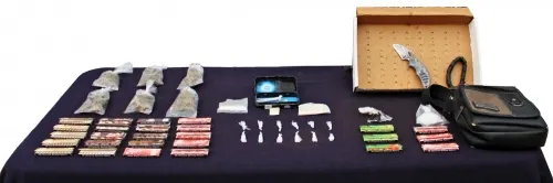 Detienen Policías Municipales a tres personas en posesión de posible droga